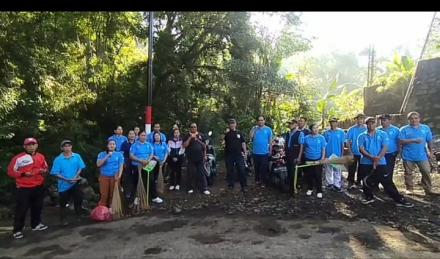 PEMDES PEDAWA MELAKSANAKAN KEGIATAN BERSIH - BERSIH LINGKUNGAN.